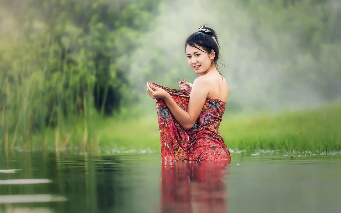 Antik Yunan tapınağının taş kalıntılarını gösteren fotoğraf